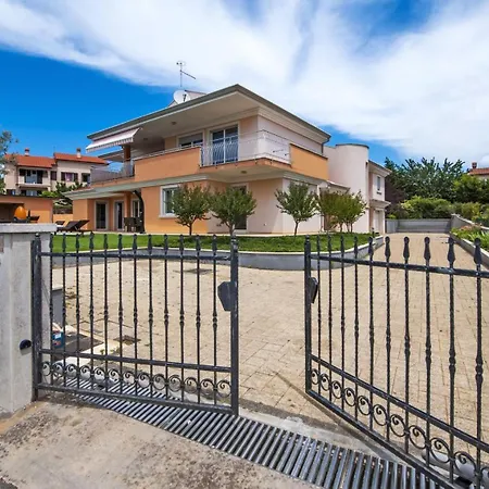 Sky Near Rovinj For 10 People With Private Heated Pool & Children Playground Rovinjsko Selo