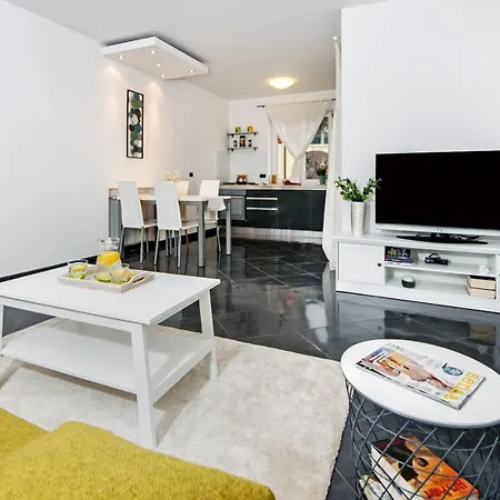 Sky Near Rovinj For 10 People With Private Heated Pool & Children Playground Villa