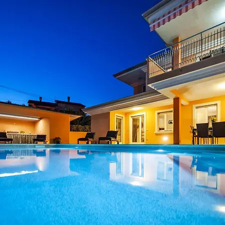 Sky Near Rovinj For 10 People With Private Heated Pool & Children Playground Villa