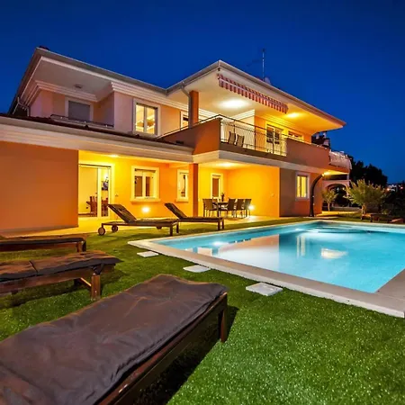 Sky Near Rovinj For 10 People With Private Heated Pool & Children Playground *