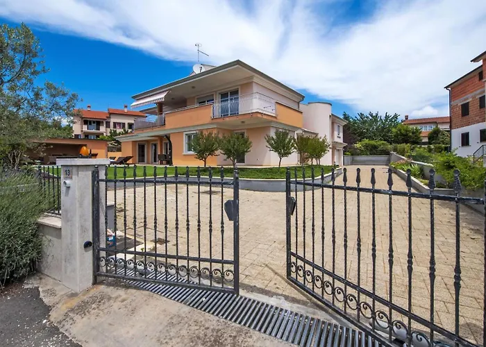 Sky Near Rovinj For 10 People With Private Heated Pool & Children Playground ロヴィンスコ・セロ