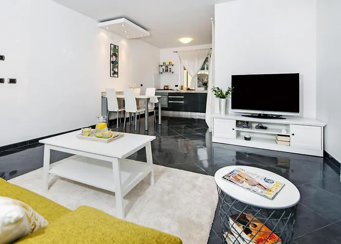 Sky Near Rovinj For 10 People With Private Heated Pool & Children Playground ヴィラ