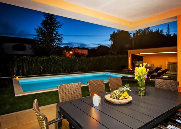 ヴィラ Sky Near Rovinj For 10 People With Private Heated Pool & Children Playground *