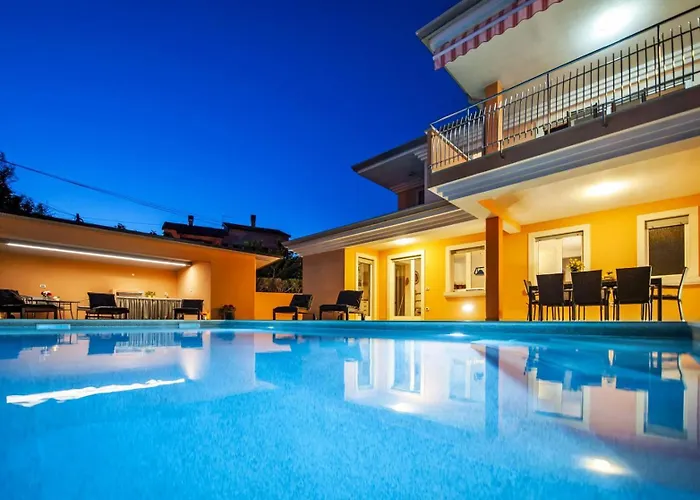 Sky Near Rovinj For 10 People With Private Heated Pool & Children Playground ヴィラ