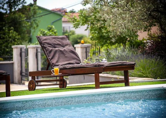 ヴィラ Sky Near Rovinj For 10 People With Private Heated Pool & Children Playground ロヴィンスコ・セロ