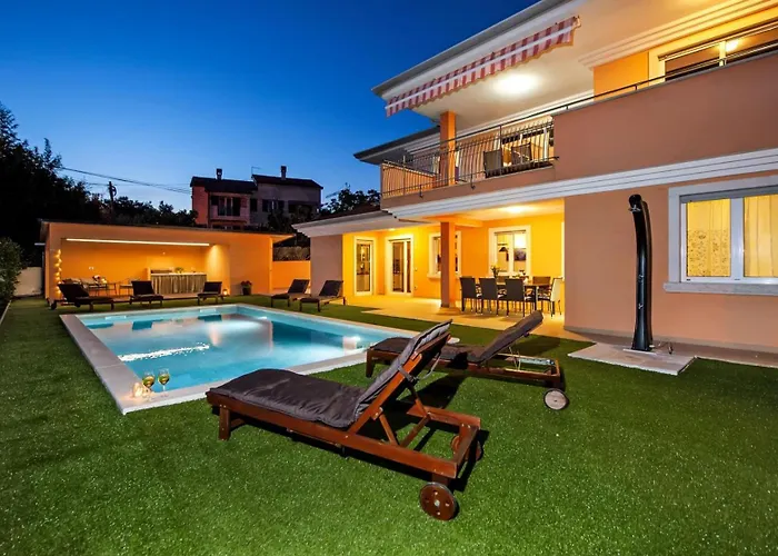 Sky Near Rovinj For 10 People With Private Heated Pool & Children Playground ロヴィンスコ・セロ