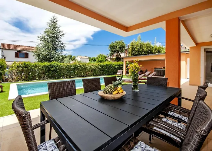 ヴィラ Sky Near Rovinj For 10 People With Private Heated Pool & Children Playground